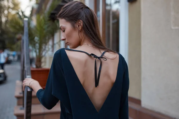 Moda bonita mujer caminando por las calles de la Ciudad Vieja — Foto de Stock