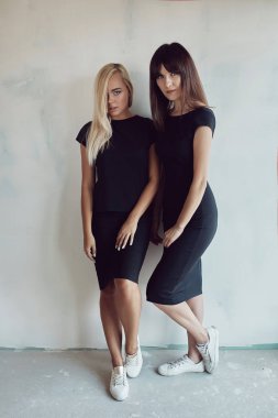 İki güzel kadın siyah elbise kapalı