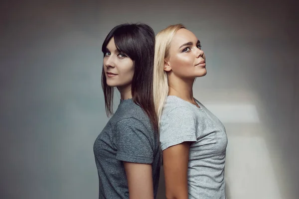 Dos mujeres guapas en la sala de luz — Foto de Stock