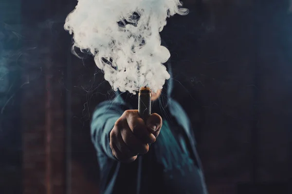 Man vaping an electronic cigarette — Stock Photo, Image