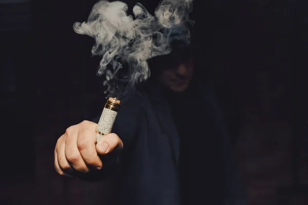 Man vaping an electronic cigarette — Stock Photo, Image