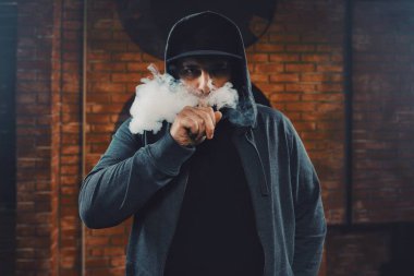 Adam vaping elektronik sigara