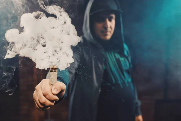 Hombre vapeando un cigarrillo electrónico — Foto de Stock