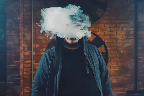 Mannen vaping en elektronisk cigarett — Stockfoto