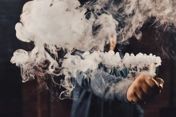 Hombre vapeando un cigarrillo electrónico — Foto de Stock