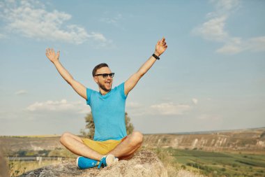 Gülümseyen ve güneşli yaz günü zevk genç adam