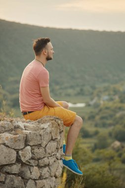 Gülümseyen ve güneşli yaz günü zevk genç adam