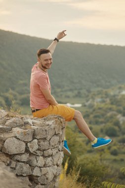 Gülümseyen ve güneşli yaz günü zevk genç adam