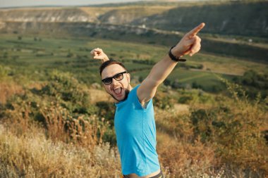 Gülümseyen ve güneşli yaz günü zevk genç adam