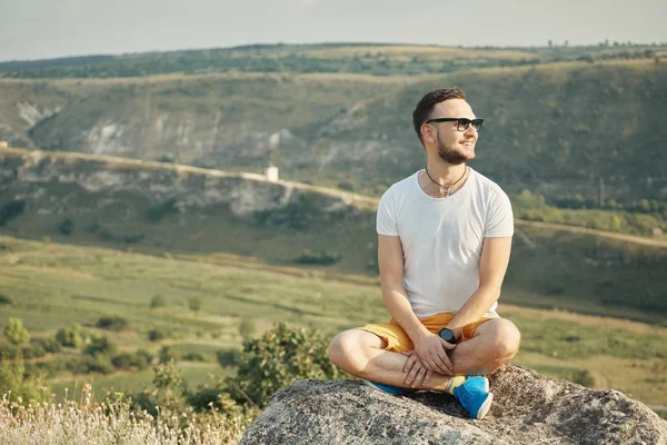 Mladý muž s úsměvem a těší slunečného letního dne — Stock fotografie