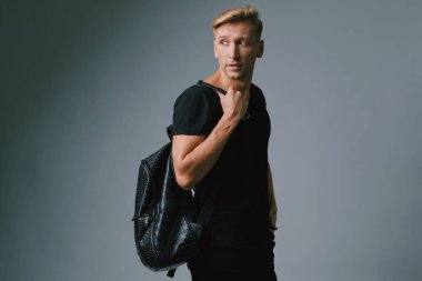 Stüdyoda poz sarışın yakışıklı genç