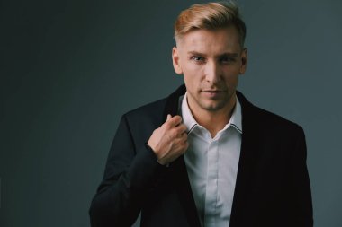 Stüdyoda poz sarışın yakışıklı genç