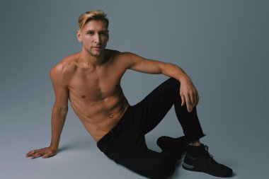 Stüdyoda poz kas yakışıklı genç