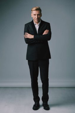 Stüdyoda poz sarışın yakışıklı genç