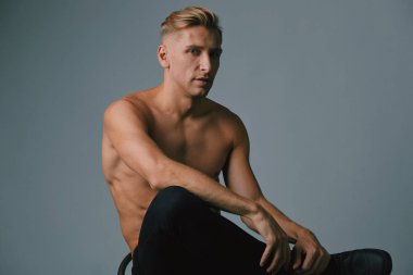 Stüdyoda poz kas yakışıklı genç