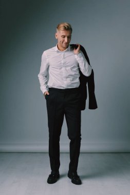 Stüdyoda poz sarışın yakışıklı genç