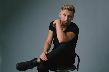 Stüdyoda poz sarışın yakışıklı genç