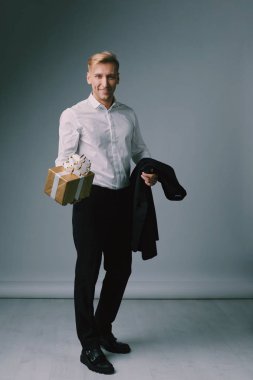 Stüdyoda poz sarışın yakışıklı genç