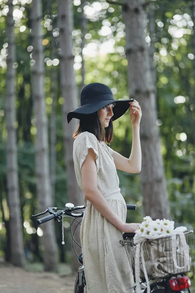 Młoda kobieta na tle przyrody z roweru — Zdjęcie stockowe