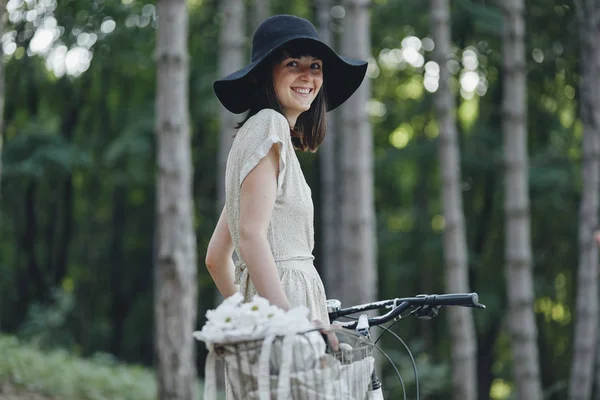 自転車で自然背景に若い女性 — ストック写真