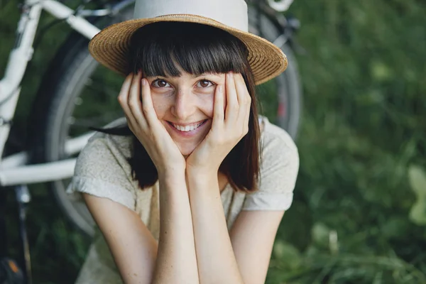 Jovem mulher contra a natureza fundo com bicicleta — Fotografia de Stock