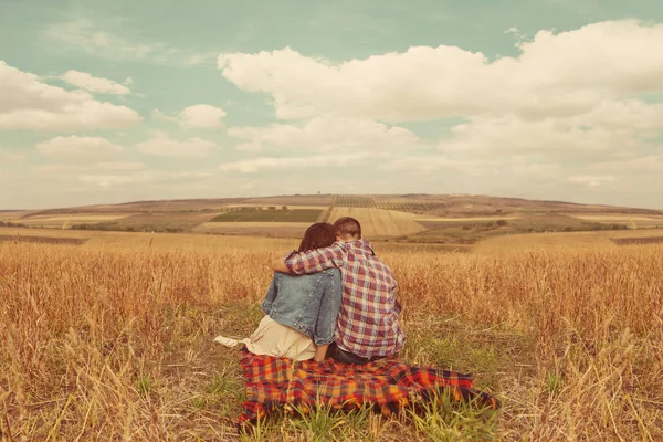 Romantische jong koppel in liefde — Stockfoto