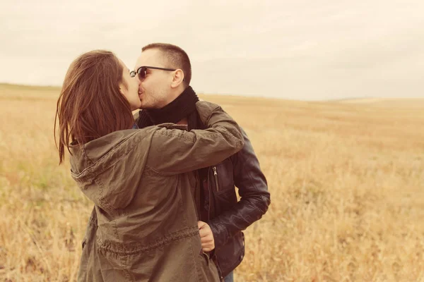 Romantisches junges Paar verliebt — Stockfoto