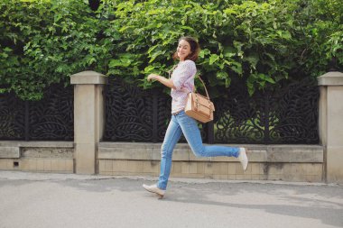 Güzel kız şehirde yürüyor.