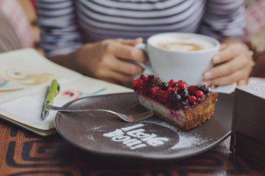 kapalı kentsel cafede oturan genç kadın