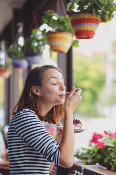 Jonge vrouw zitten binnen in stedelijke café — Stockfoto