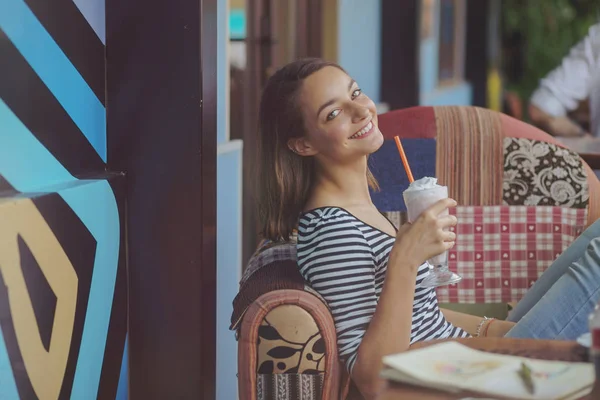 Jonge vrouw zitten binnen in stedelijke café — Stockfoto