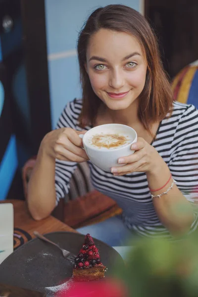 Jonge vrouw zitten binnen in stedelijke café — Stockfoto