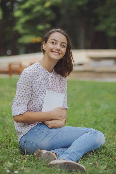 Linda joven leyendo el libro — Foto de Stock