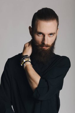 Hippi tarzı sakallı adam