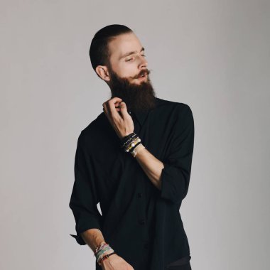 Hippi tarzı sakallı adam