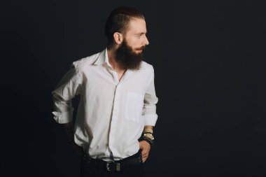 Hippi tarzı sakallı adam