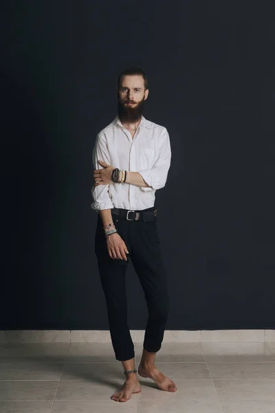 Бородатий чоловік в стилі гіпстера — стокове фото