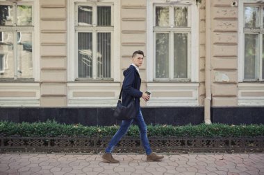 Sokakta yürüyen hipster adam