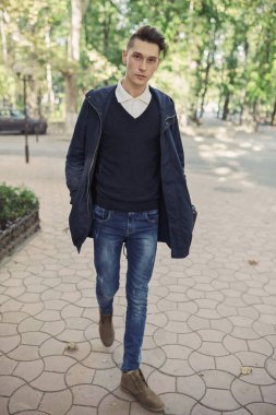 Sokakta yürüyen hipster adam