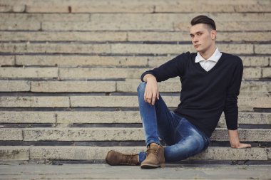 Sokakta yürüyen hipster adam