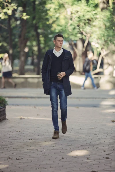 Uomo hipster che cammina per le strade — Foto Stock