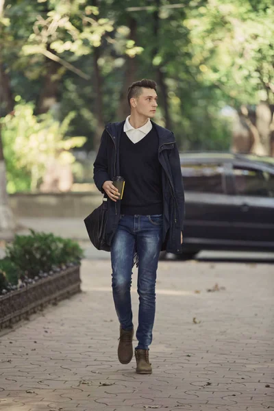 Hipster mies kävelee kaduilla — kuvapankkivalokuva