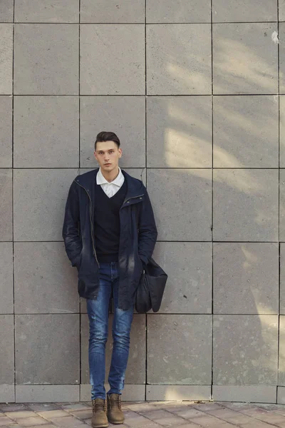 Hipster homme marchant dans les rues — Photo