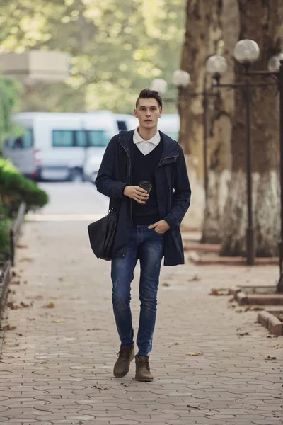 Hipster homme marchant dans les rues — Photo