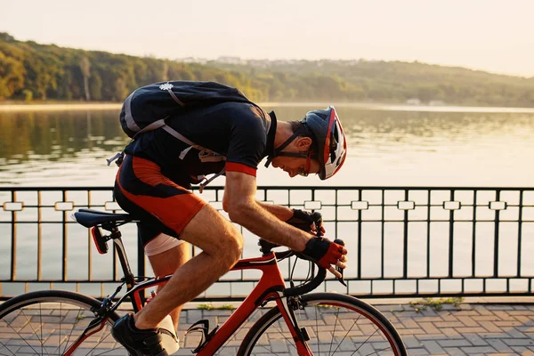 Ung och energisk cyklist i parken — Stockfoto