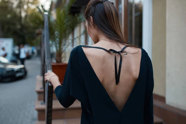 Moda bonita mujer caminando por las calles de la Ciudad Vieja — Foto de Stock