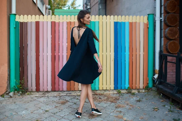 Moda bonita mujer caminando por las calles de la Ciudad Vieja — Foto de Stock