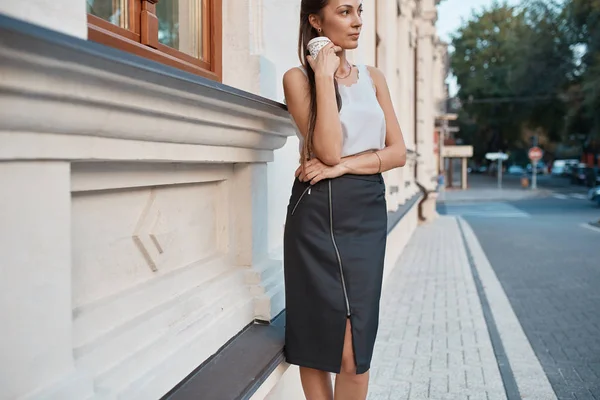 Moda bonita mujer caminando por las calles de la Ciudad Vieja — Foto de Stock