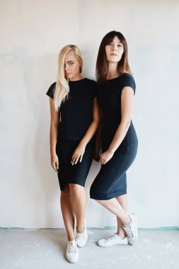 İki güzel kadın siyah elbise kapalı