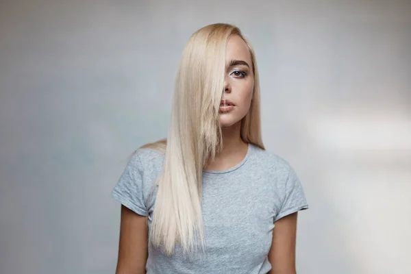 Vacker blond kvinna poserar i ljusrummet — Stockfoto